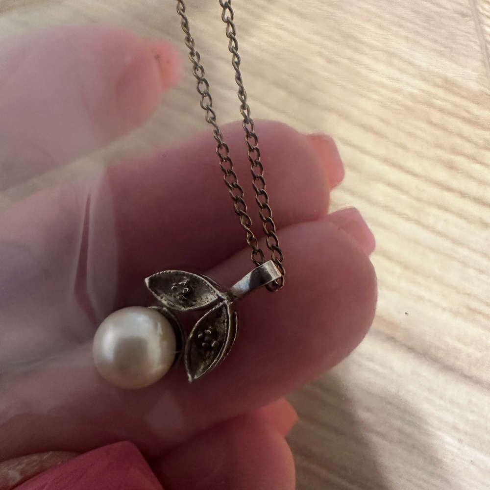 Vintage Single Pearl necklace with leaf detail - real Pearl